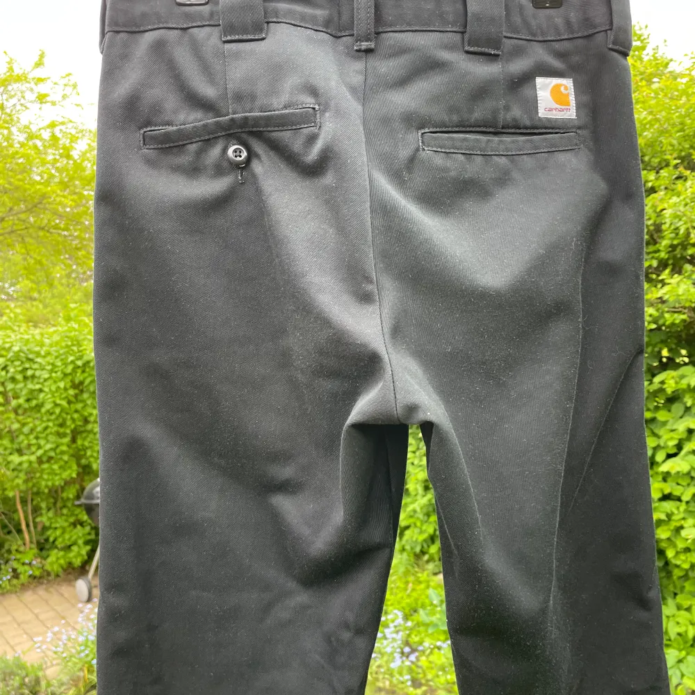 Svarta Carhartt Master Pant i storlek 28x32. Använda men i bra skick. Jeans & Byxor.