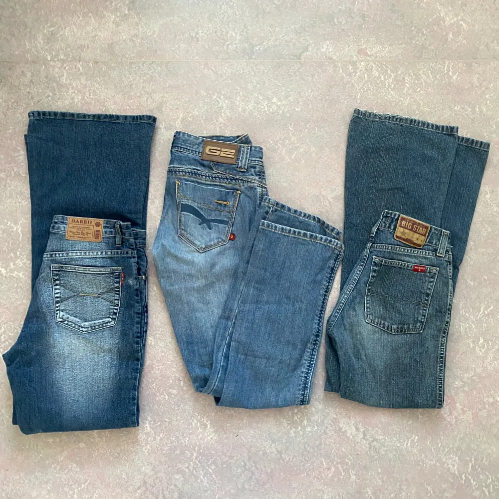 Säljer dessa tre utsvängda jeans, Vill bli av med dem asap🥳‼️ så varje jeans är ENDAST 200KR. passa på o köpa. storlekar 31/33 i mitten 27/32 till höger 29/31. Jeans & Byxor.