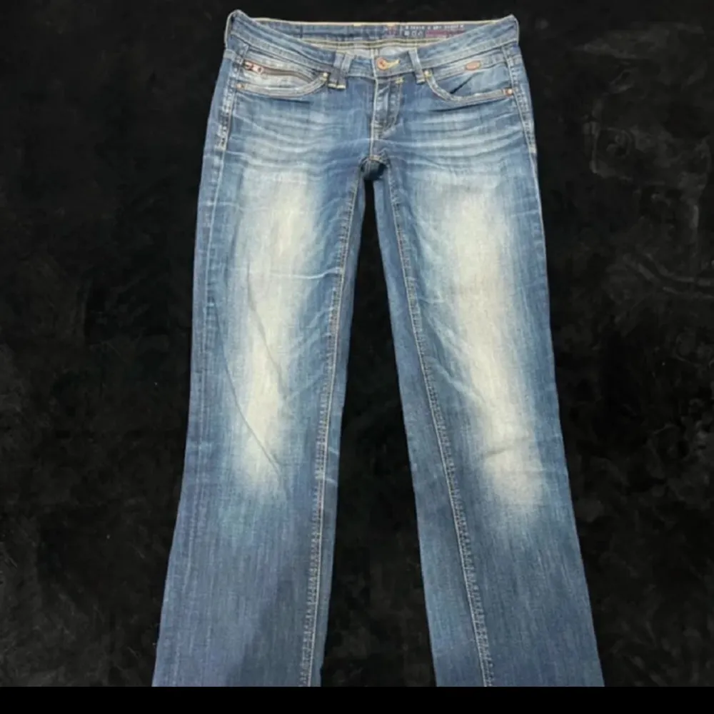 Säljer dessa supersnygga low waist straight jeansen!!❤️Midjemått rakt över: 38 cm❤️Innerbenslängd: ca 82 cm❤️. Jeans & Byxor.