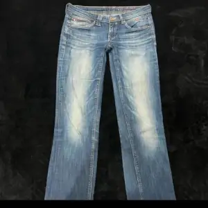 Säljer dessa supersnygga low waist straight jeansen!!❤️Midjemått rakt över: 38 cm❤️Innerbenslängd: ca 82 cm❤️