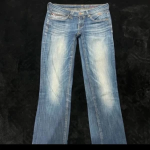 Low waist straight jeans - Säljer dessa supersnygga low waist straight jeansen!!❤️Midjemått rakt över: 38 cm❤️Innerbenslängd: ca 82 cm❤️