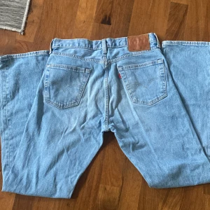 Levis 501 jeans ljusblå w30L32 levi’s - Levis 501 jeans W30 L 32 ljusblå i mycket bra skick.