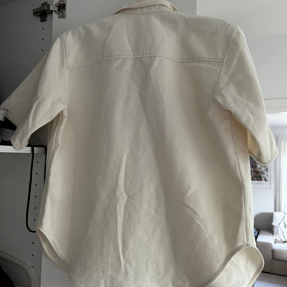 Säljer en vit oanvänd (prislappen sitter kvar) skjorta från arket. Storlek 36.. Skjortor.