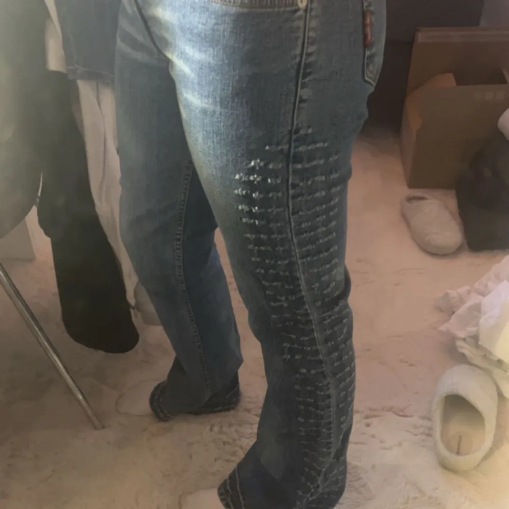 Skit snygga low waist bootcut/flare jeans i väldigt bra skick💞. Jeans & Byxor.