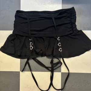 Snygg kort kjol, y2k vibe - Den har två snören med hjärtan på som man ska knyta runt sig