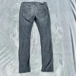 Säljer nu dessa riktigt schyssta gråa Dondup jeans med slitningar. De är i mycket bra skick då de nästan aldrig använts. Tveka inte på att höra av er vid fler frågor eller funderingar🙌🏽