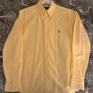 Polo Ralph Lauren Skjorta  - Jag säljer min sjkorta för använder inte den längre, den är i nyskick och väldigt bra kvalitet. Väldigt fin färg inför sommaren 