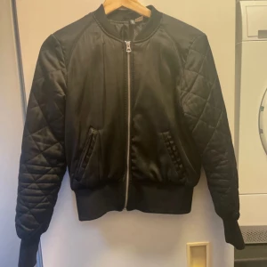 Jacka  - Bomber jacka i lagom tjock material. Använd några gånger och passar perfekt nu till våren. Mycket bra skick. 