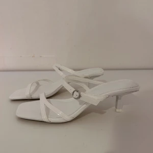 Vita klackar  - Jättefina vita klackar💗oanvända säljer pågrund av för små💗