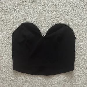 Topp Gina Tricot  - Topp från Gina som sitter så fint på!! Dragkedja baktill. 