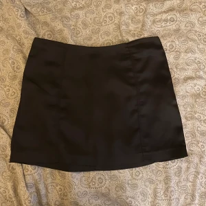 Svart minikjol - Säljer min fina svarta minikjol från ginatricot i storlek s då den tyvärr inte passar mig längre. Kjolen är hyfsat använd men är fortfarande i bra skick. Pris kan diskuteras💕