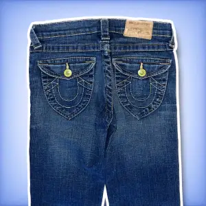Ett par jätte fina True religion jeans med ett fint mönster till bakfickor!  innerbenslängden: 73cm 💙 Midjemått tvärs över: 35cm💙 
