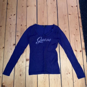 Jättefin guess tröja - Tröja från guess i bra skick!! Säljer då den är lite för liten.