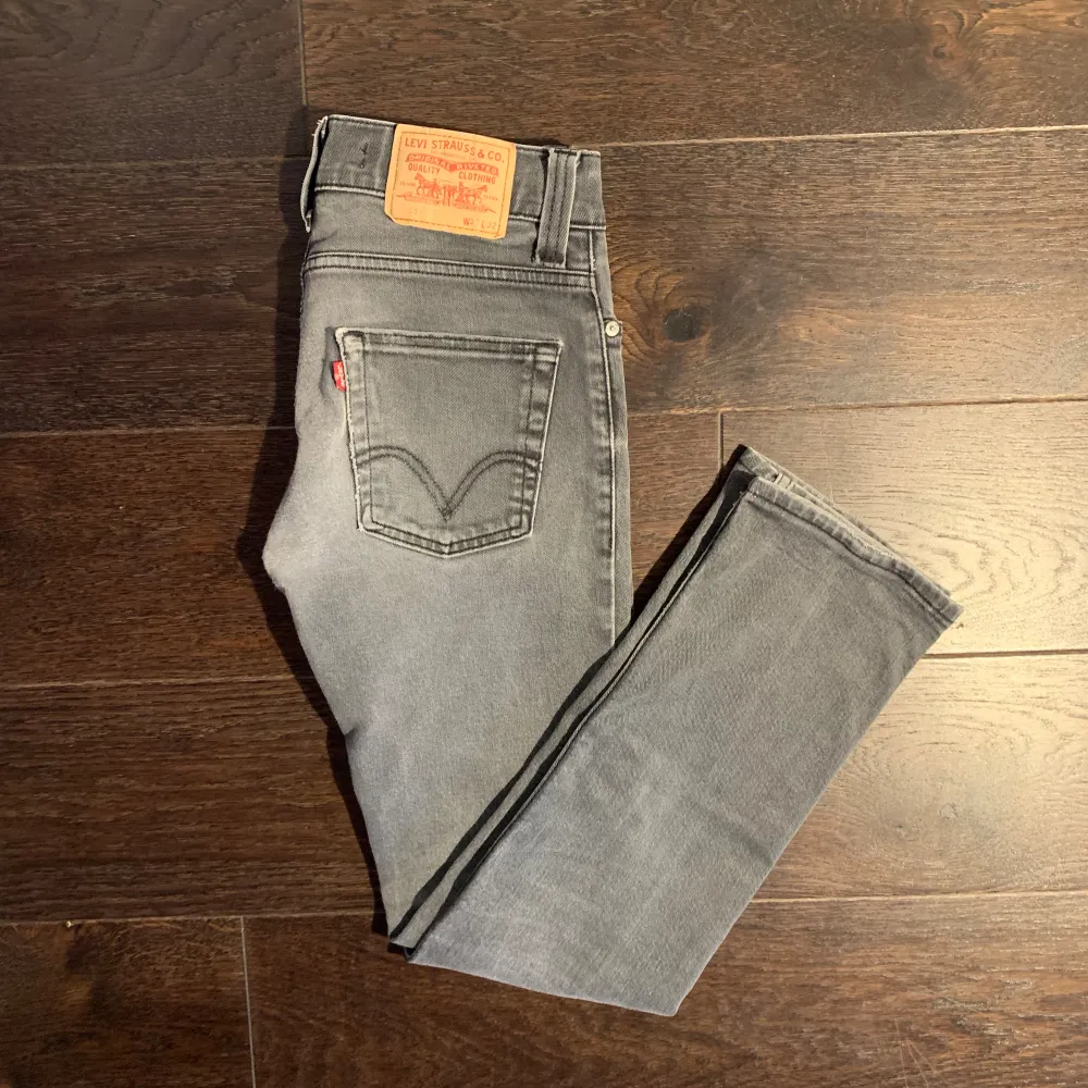 Tja säljer nu dessa tvär snygga Levis 511 jeans som är i storlek 30/32 och modellen på bilden är ca 180.  Skick: 10/10 inga hål eller fläckar och är i nyskick . Jeans & Byxor.