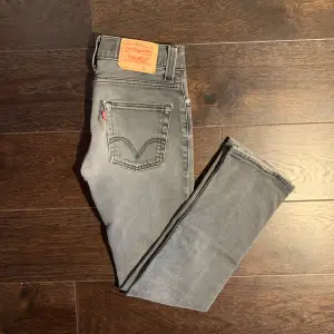 Tja säljer nu dessa tvär snygga Levis 511 jeans som är i storlek 30/32 och modellen på bilden är ca 180.  Skick: 10/10 inga hål eller fläckar och är i nyskick 