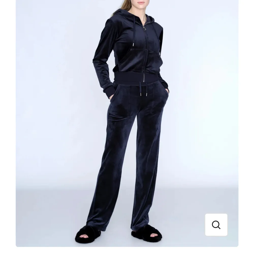 Jag säljer mina mörkblå Juicy couture byxor. Dem är använda fåtal gånger☺️ skriv om ni har frågor😇 Nypris: 1200kr Mitt pris: 500kr. Jeans & Byxor.