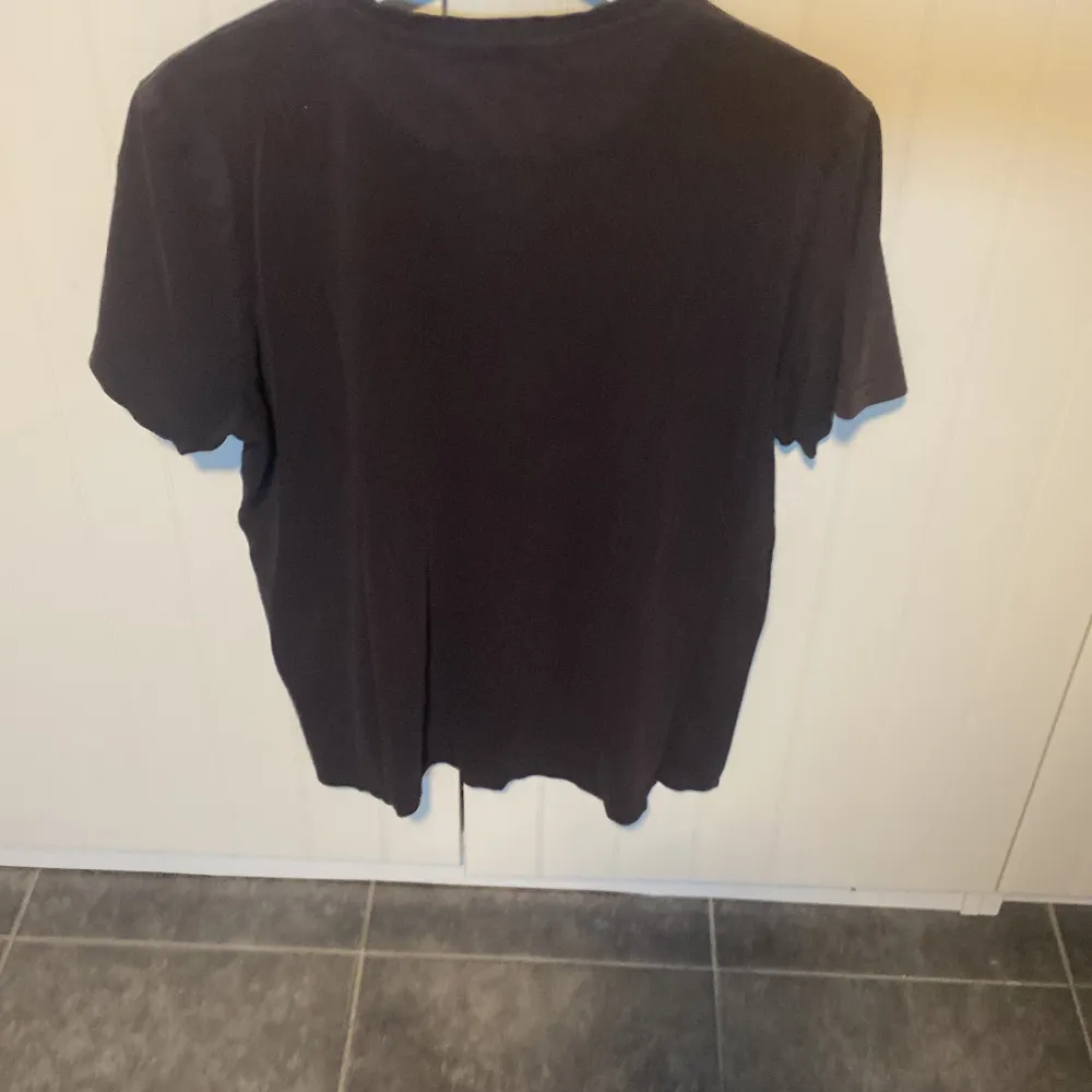 Svart lyle scott tröja, den är ganska solblekt, och har lite deo fläckar men inget som syns bär man har på sig den, och 3 små hål på magen storlek M. T-shirts.