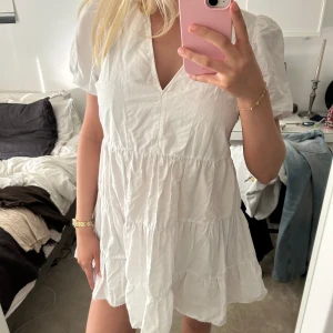 Vit klänning från Zara - Zara klänning, säljer så den inte kommer till användning och är lite kort för mig (175cm)!