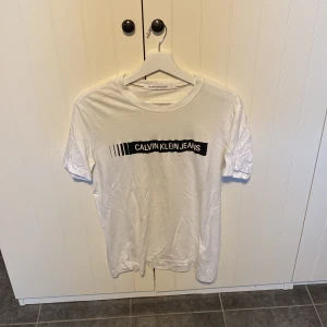Vit Calvin Klein tröja  - Vit ck tröja knappt använd, har bara legat i garderoben, storlek L