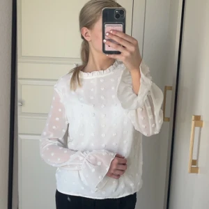 Blus - Säljer denna superfina blusen, den är köpt ifrån Shein och är i fint skick💕💕