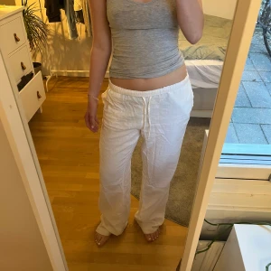 Linnebyxor - Fina linnebyxor fårn vinbok som tyvärr ingenöängre Komemr till använd. Fina förutom att de är lite slitna vid benen eftersom jag gått på dem,( bild 3)❤️