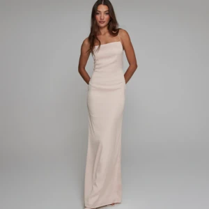 Bal klänning  - Rosa klänning från Nelly. Prislapp kvar. Ny pris 800