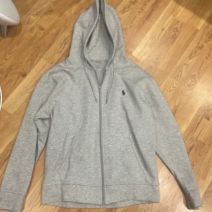 Ralph lauren zip - Fräsh ralph lauren zip utan skador/fläckar och inte över använd. Startar priser på 999 kr.