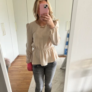 Blus från only - Jättefin blus från Only! Säljer då den knappt kommit till användning , endast 2-3 gånger.  Lite rosa beige aktig så vid intresse kan jag skicka fler bilder  !!!Nypris 449kr!!!