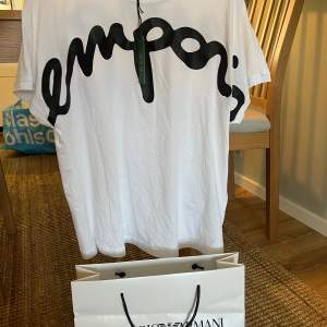 Helt ny äkta Emporio Armani T-shirt. Köpt på Emporio Armani för ca 1500 kr. Säljer på grund av att den är för liten på mig. Storlek S. Alla lappar är kvar förutom prislappen, eftersom jag fick den i present. För att kolla äktheten så scannar du QR.
