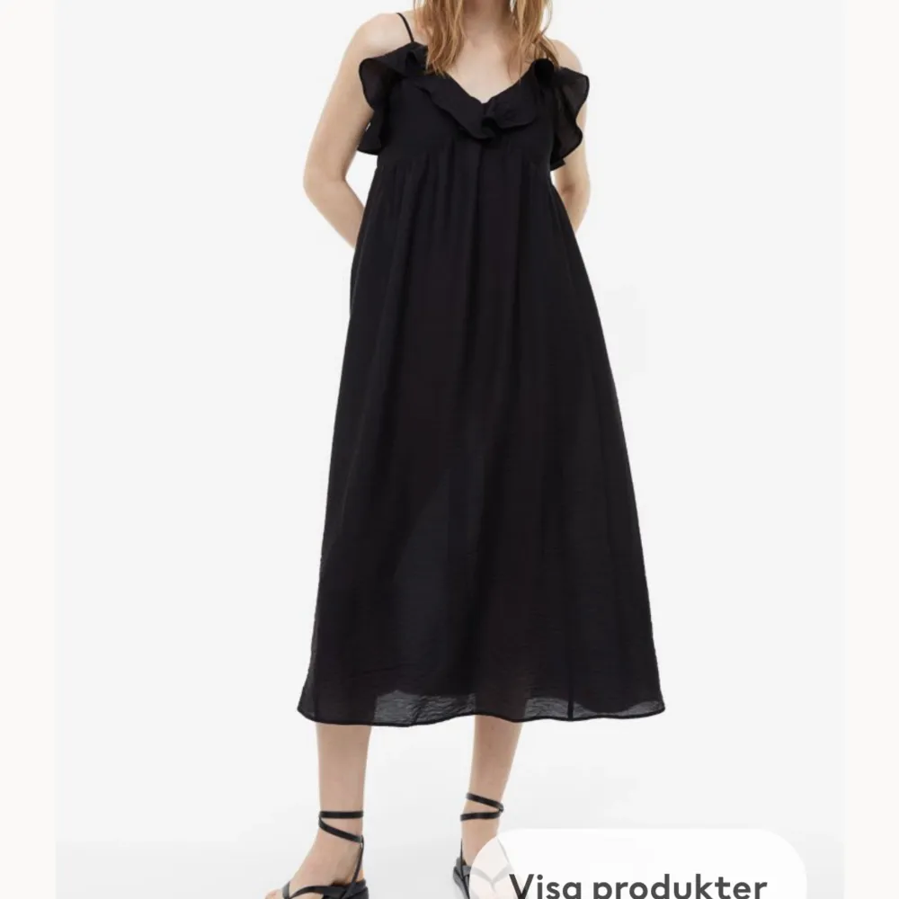 Säljer denna populära klänningen från Hm, slutsåld överallt 💕 inköpt förra sommaren, knappt andvänd så den är som ny! Pris kan diskuteras. Klänningar.