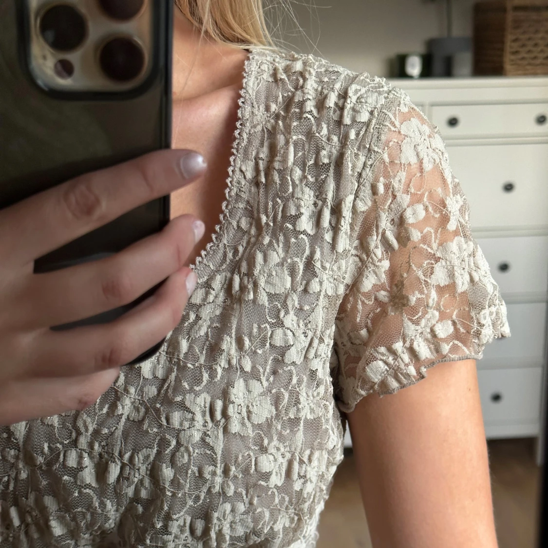 Beigeblus med rosett - 90