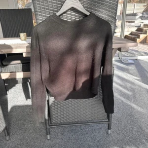 Stickad  - Stickad svart långärmad tröja från hm. Använd mycket men i fint skick. 