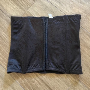 Svart korsett topp - Svart korsett topp / bandeau top. Vet ej märket!! Så fiiin💓💓 är 164cm. 