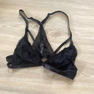 Bralette  - Fin bralette med band mellan brösten 