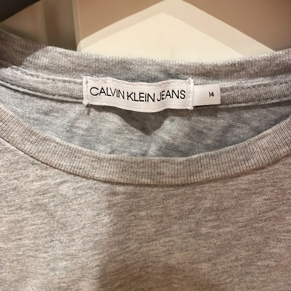 Säljer min gråa tshirt ifrån Calvin Klein. Storlek 164 men motsvarar en xs . T-shirts.