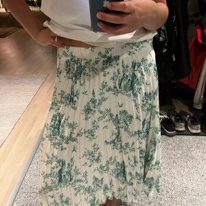 Långkjol - Fin kjol!! Aldrig använd 💛