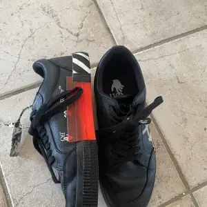 Off white sneakers som inte används,  använda några gånger. Köpt på cenino i Helsingborg för 3200kr. 