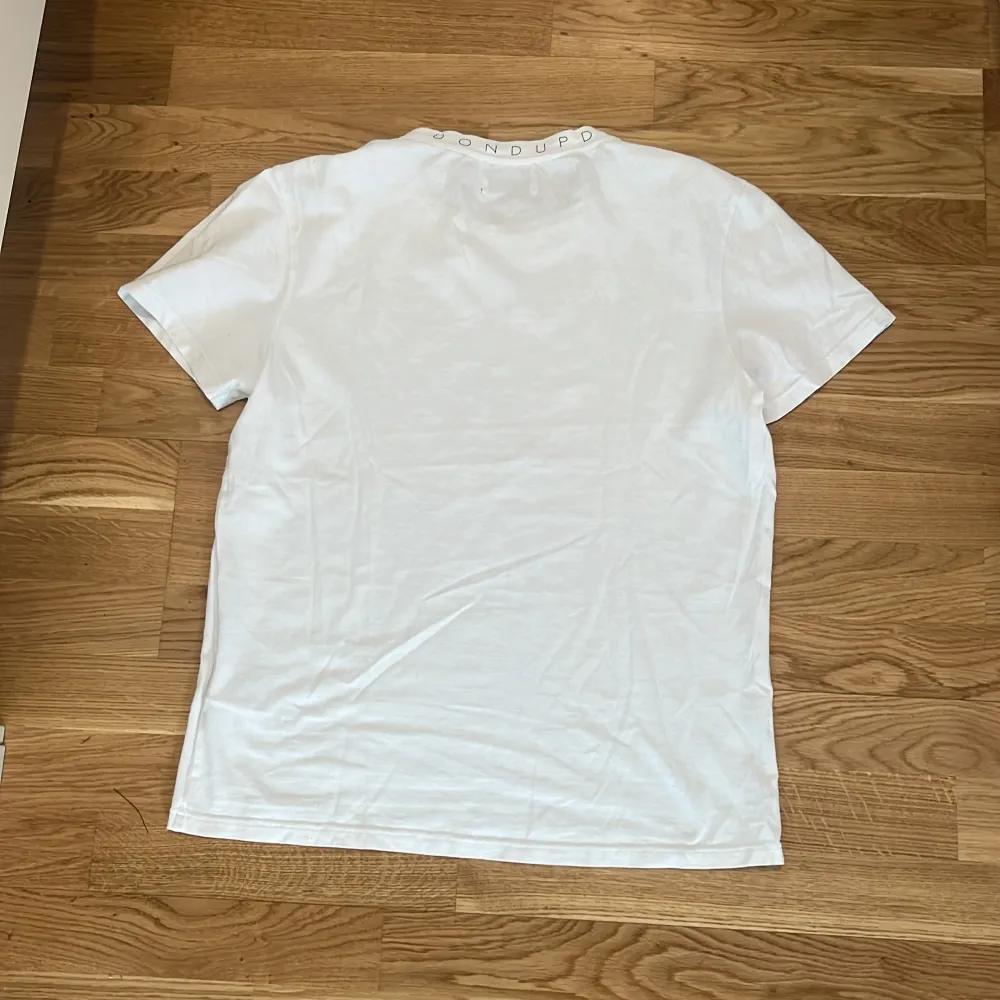 Säljer den här feta tröjan från dondup! PM för fler bilder/ info. T-shirts.