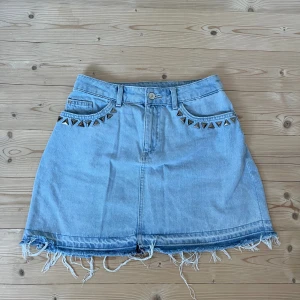 Jeans kjol  - Säljer denna jeans kjol med nitar då den inte används längre!! 