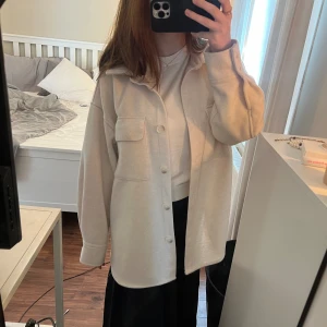 Vårjacka - Superfin vårjacka från H&M💕 Säljer pga att den aldrig har kommit till användning  Jackan är oversized/lång Färgen är en jätte ljus rosa, ser lite vit ut i vissa ljusen🤍