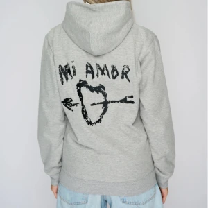 Hoodie från Mira Paris  - Grå hoodie med svart tryck. Väldigt bra skick endast använd fåtal gånger, köpt för 1500 kr. Storlek S, Skriv för fler bilder! 