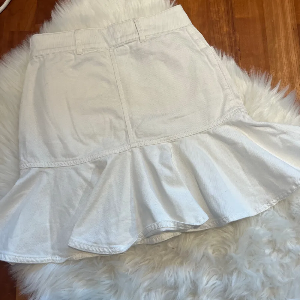 så söt vit jeans kjol med volang!! 💕 aldrig använt, därmed jätte fint skick 💕! . Kjolar.