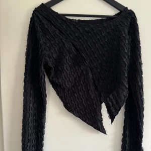 Asymmetrisk topp - Snygg asymmetrisk topp med öppna partier