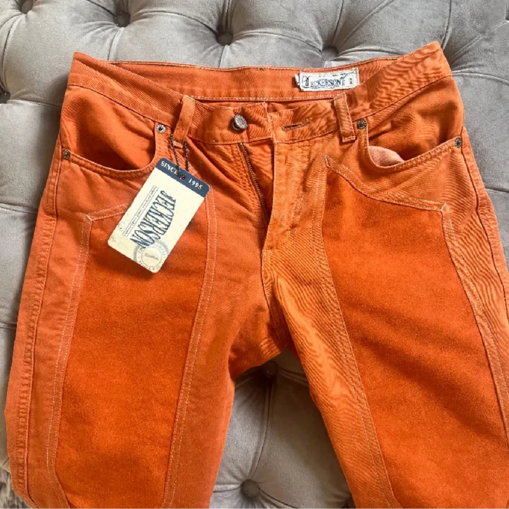 Coola och unika orange jeans. Aldrig använda och med prislappen kvar!. Jeans & Byxor.