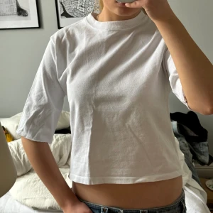 Kortärmad vit tröja  - Kortärmad vit tröja 3/4 ärm från Brandy Melville. Klippt ärmen själv men trådar ej efter tvätt.