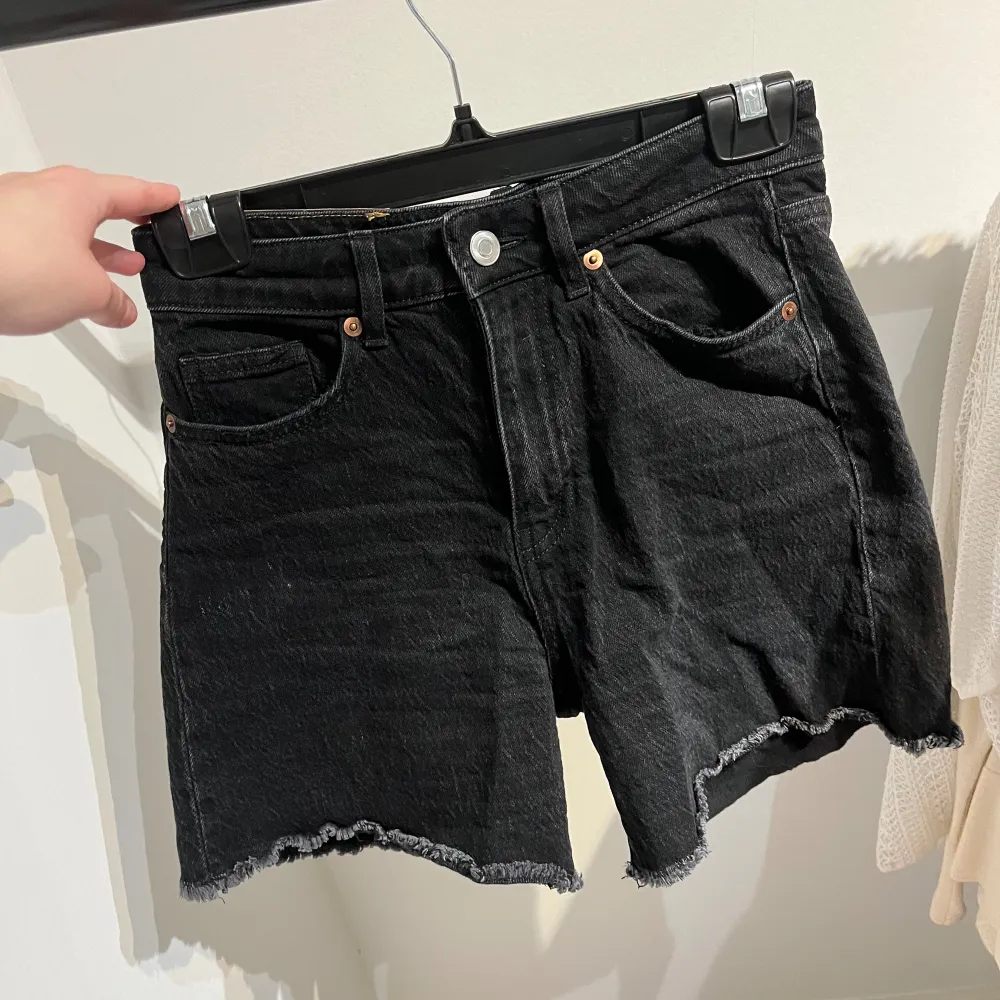 Stonewashed jeansshorts i strl 34 från H&M.. Shorts.