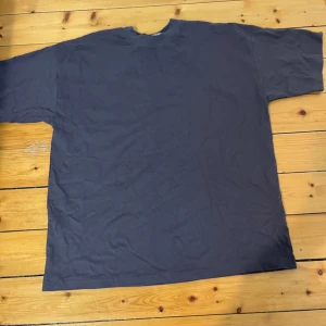 Tshirt blank i färgen ”plum” - Säljer en blank tshirt i färgen ”plum” i storlek M. Vintage style tshirt. Den är helt oanvänd då den är för liten för mig. Passar oversize på en.  Original pris 299:-. Pm för mer info och bilder 
