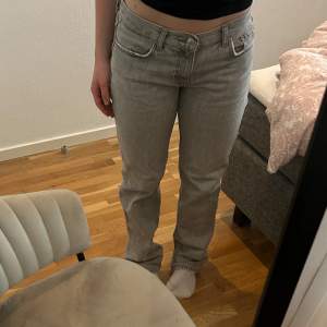 Säljer dessa fina gråa jeans från Gina Tricot i storlek 34💞