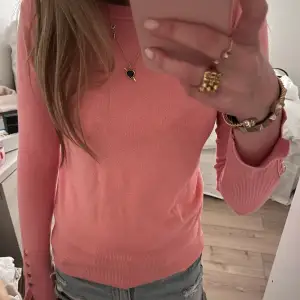 Två likadana tröjor från zara, en i rosa och en i beige. En för 80kr styck🩷