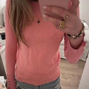 Två zara tröjor - Två likadana tröjor från zara, en i rosa och en i beige. En för 80kr styck🩷